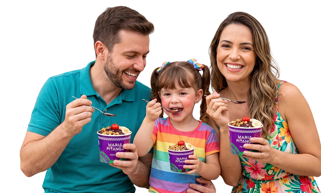 Família sorridente a saborear copos de açaí Maria Pitanga